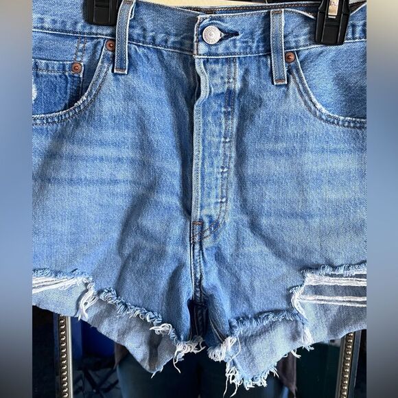 Ladies Levis 501 denim cutoff shorts size 32W - Picture 4 of 8